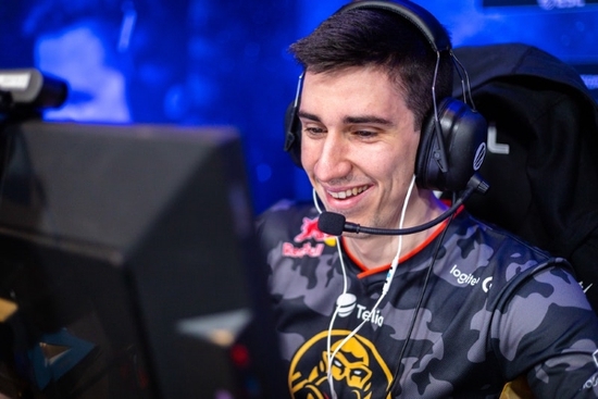 英雄联盟S15总决赛：iG与T1的生死对决揭幕